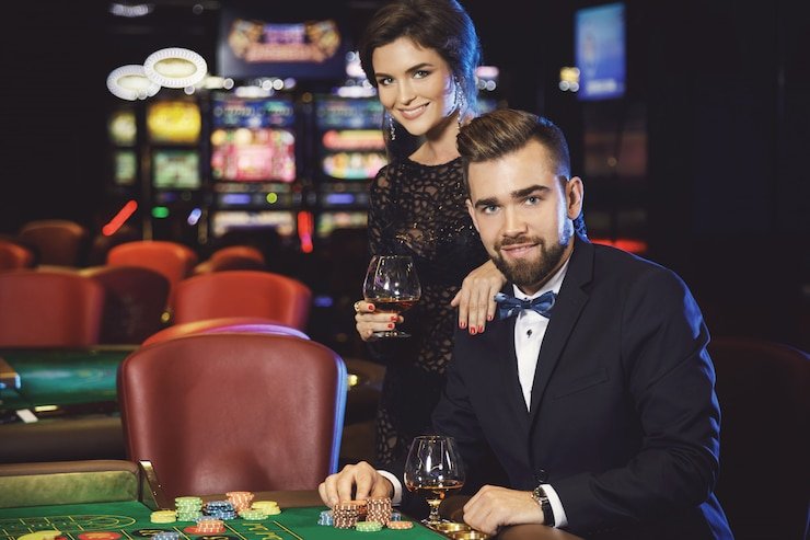qqvictory login platform showing live-dealer table, mobile app interface, and sportsbook coverage